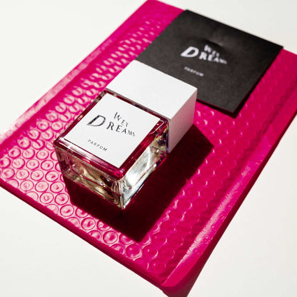 Die WET DREAMS Parfumflasche mit spritzendem Himbeerdiffuser - ein erfrischendes Naturparfum für jeden Anlass.