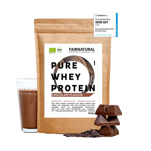 Bio Whey Protein Pulver Schoko von Fairnatural in einer transparenten Verpackung als Premium Molkenprotein.