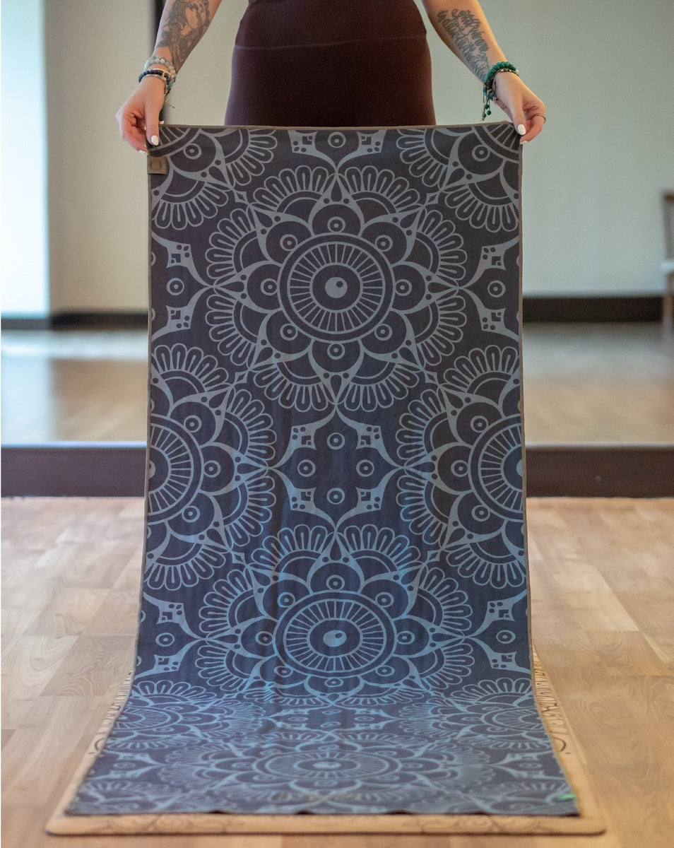 Yoga Handtuch rutschfest aus recycelter Mikrofaser & Silikon-Struktur auf der Unterseite