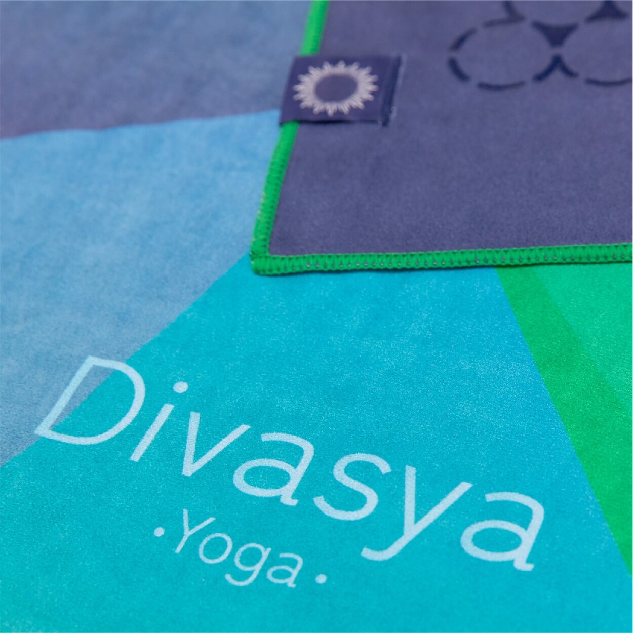Yoga Handtuch rutschfest aus recycelter Mikrofaser & Silikon-Struktur auf der Unterseite
