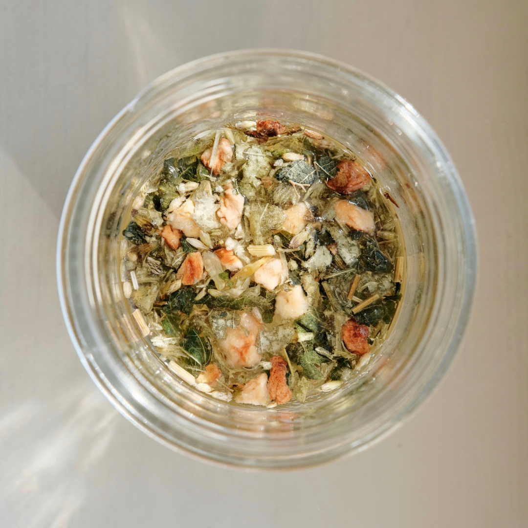 Detailansicht der Zutaten von Zykluswohl Kräutertee zur Linderung von PMS-Symptomen.