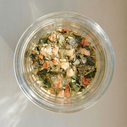 Detailansicht der Zutaten von Zykluswohl Kräutertee zur Linderung von PMS-Symptomen.