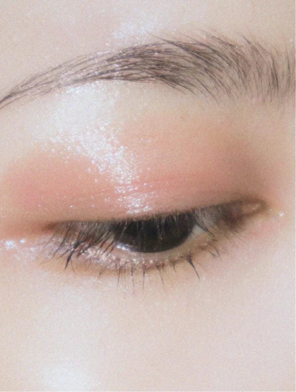 Ekovita Smoothing Eye Cream auf einer weißen Oberfläche, perfekt für die tägliche Anwendung.