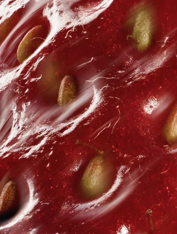 Das Peptide Anti-Aging Serum von Lamidibeauty wird auf einem Handrücken aufgetragen, demonstriert einfache Anwendung.