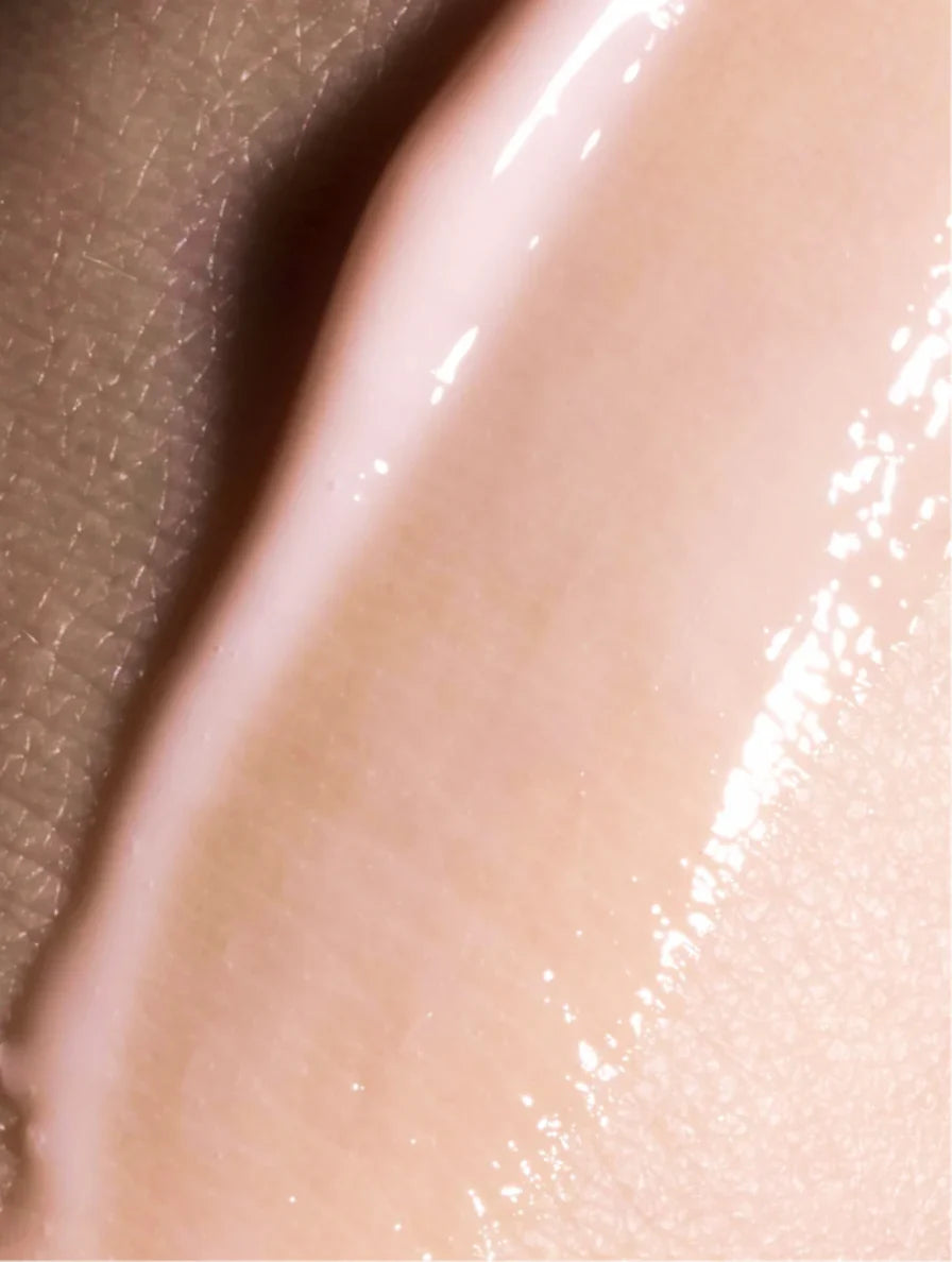 Nahaufnahme des Peptide Serums mit Tropfspender, zeigt die Textur des Anti-Aging Serums für optimale Hautpflege.