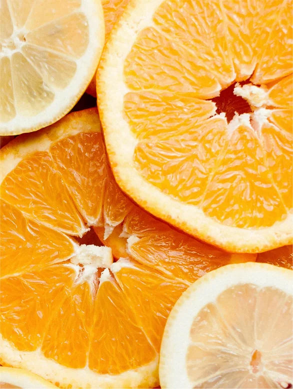 Nahaufnahme des Kojic Acid Serums, zeigt die klare Flüssigkeit in der Pipette.