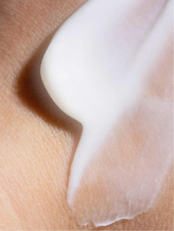 Anwendung der Hyaluronsäure Gesichtscreme auf der Haut eines Mannes, für strahlende und hydratisierte Gesichtshaut.