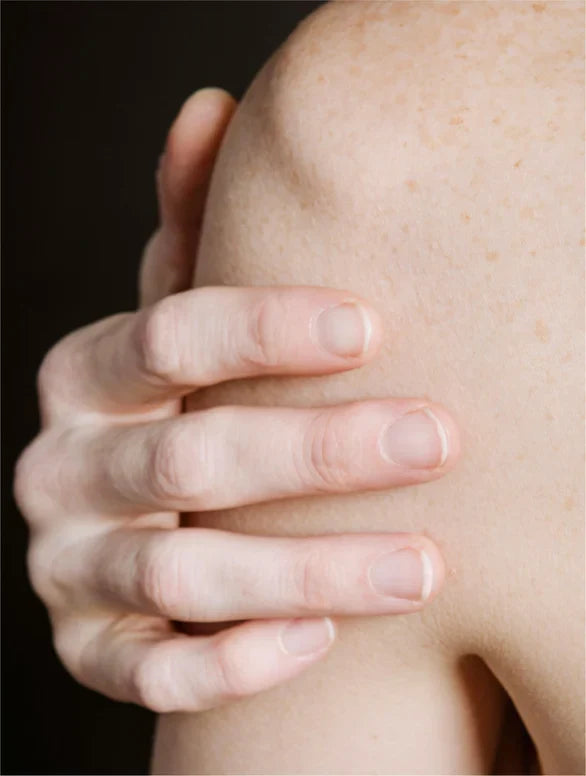 Detailansicht der Inhaltsstoffe des Kojisäure Peelings von Lamidibeauty für sanfte Hautpflege.