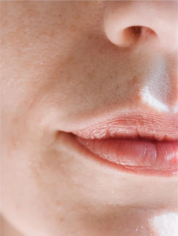 Anwendung der Ekovita Soft Skin Balance Creme auf der Hand für gepflegte, weiche Haut.
