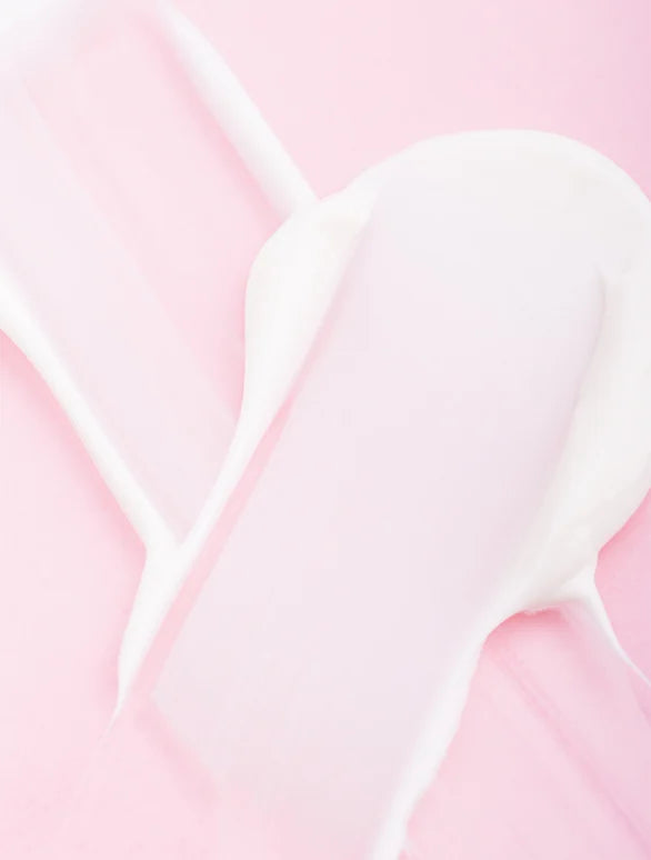 Anwendung der Collagen Nachtcreme auf einer Hand, die feuchtigkeitsspendende Wirkung verdeutlicht.