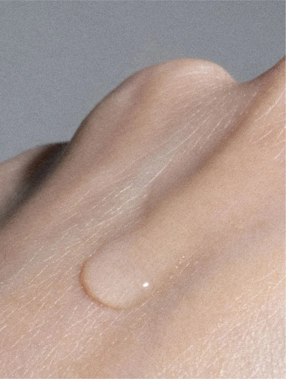 Sichtbare feuchtigkeitsspendende Wirkung des Niacinamid Gel Moisturisers auf der Gesichtshaut.