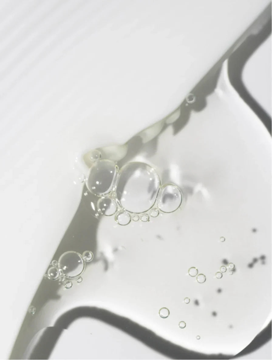 Anwendung des Clarifying Gel auf einer Hand, zeigt die sanfte Textur des Produkts und seine Pflegewirkung.