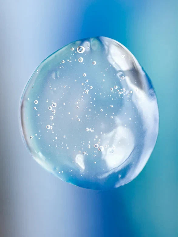 Nahaufnahme des ölfreien Hyaluron Gels in einer handlichen Verpackung, ideal für die tägliche Gesichtspflege.