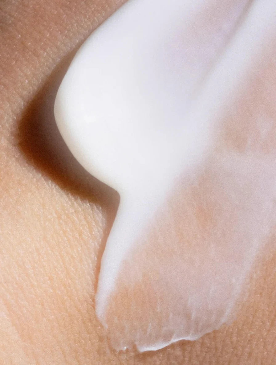 Ceramide Nachtcreme in der Hand, zeigt die reichhaltige Formel zur Verbesserung der Hautfeuchtigkeit.
