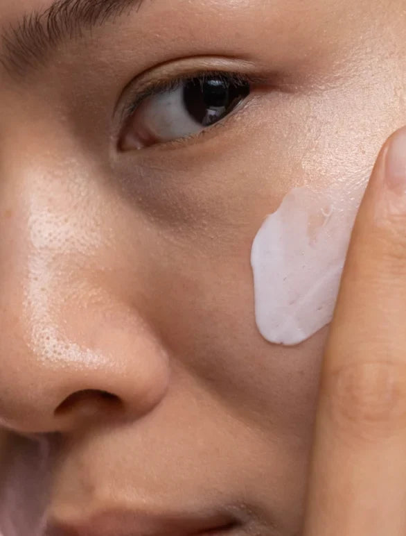 Nachtpflege-Routine mit Lamidibeauty Collagen Creme auf einem Nachttisch.