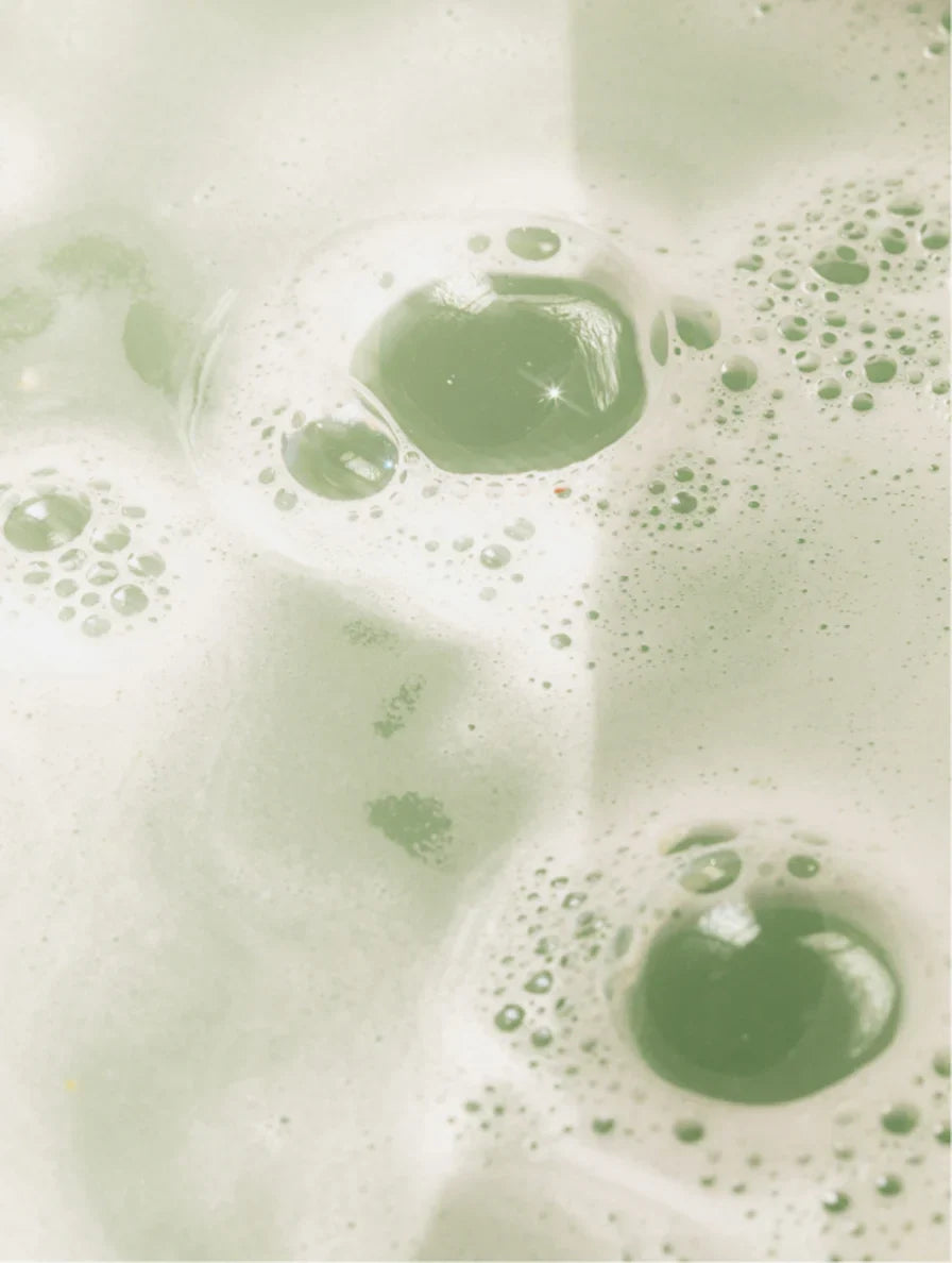 Anwendung des Gloss Conditioners auf handtuchtrockenem Haar für bessere Frisuren und pflegendes Ergebnis.