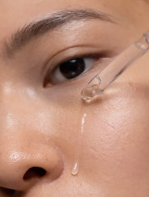 Anwendung des AHA Peeling Concentrate auf einem Handrücken, sanfte Pflege für die Haut.