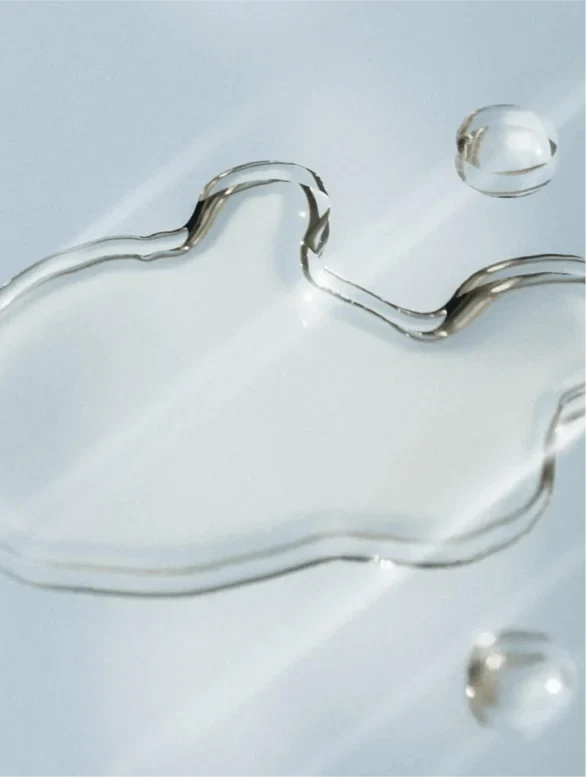 Anwendung des ekovita Micellar Cleansing Water auf einem Wattepad zur sanften Reinigung des Gesichts.