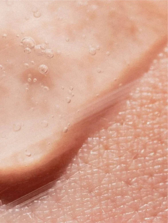 Verpackung des Clarifying Gel von Lamidibeauty auf einem Holzuntergrund, ideal für die natürliche Hautreinigung.