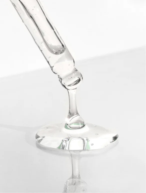 Wirkstoffe des Peeling Concentrate: Hyaluronsäure und Fruchtsäuren in einer klaren Flüssigkeit.