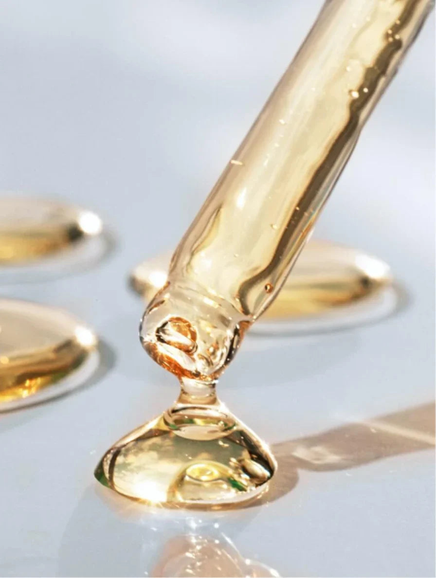 Naheinstellung des Ginkgo Gel Boosters mit der feuchtigkeitsspendenden Hyaluronsäure.