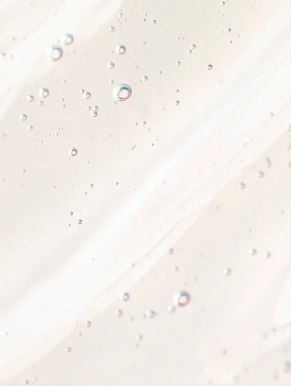 Ekovita Niacinamide Gel Moisturiser in Anwendung auf einem Handrücken zur Feuchtigkeitsversorgung.