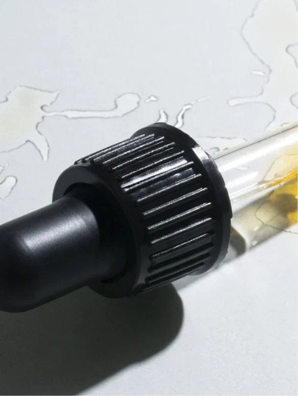 Sicht von oben auf die Lamidibeauty Bartöl-Flasche mit grünem Hintergrund, der den natürlichen Charakter betont.