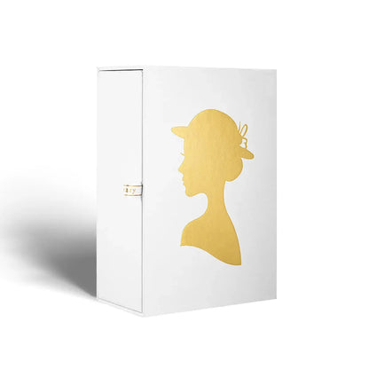 Anwendung von Anna Karenina Eau de Parfum, sprühend auf Handgelenk für luxuriösen Duftgenuss.