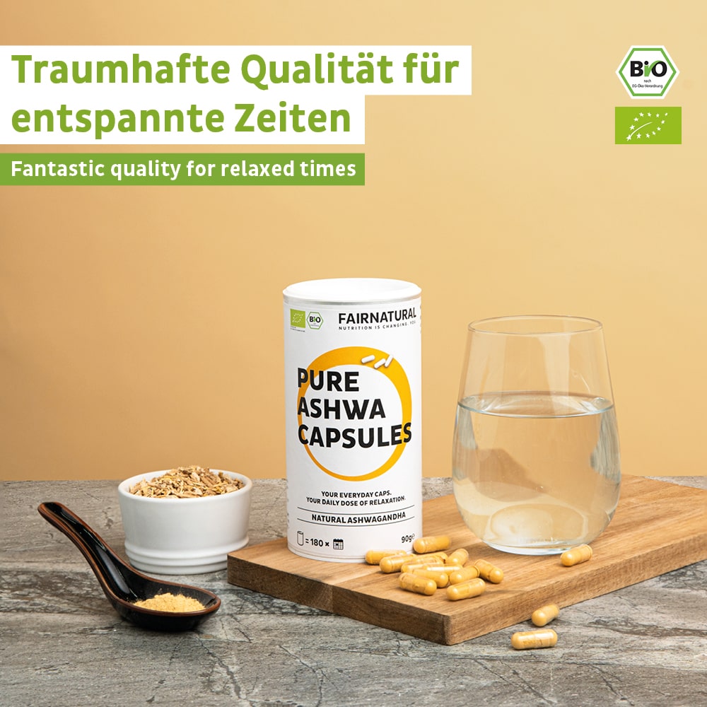 Nahaufnahme der hochdosierten Bio Ashwagandha Kapseln von Fairnatural in einem weißen Schüsselchen.