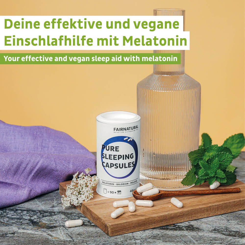 Nahaufnahme der Melatonin Kapseln von Fairnatural® in einer handlichen Packung für besseren Schlaf.