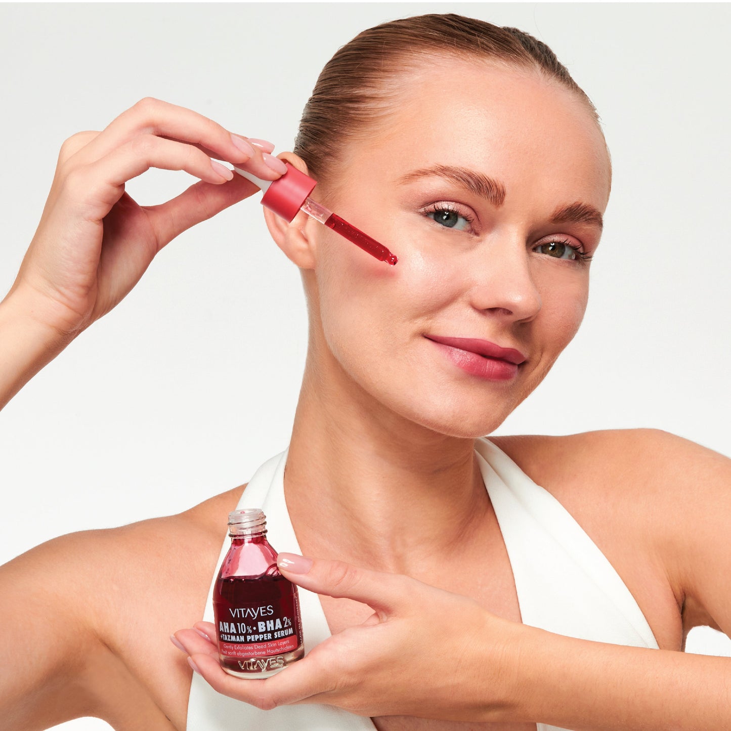 Das AHA 10% + BHA 2% Peeling-Serum von ekovita auf einem stilvollen Hintergrund dargestellt.