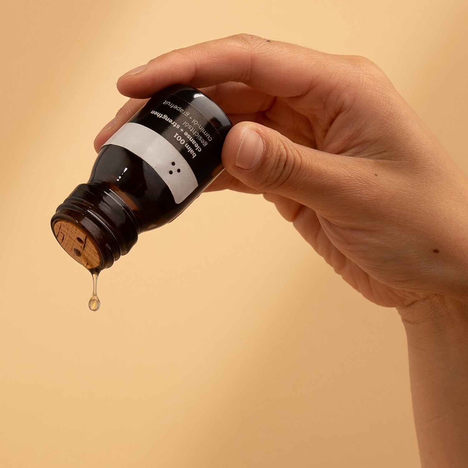 Anwendung des Balm 001 Gesichtsöls für eine glatte Hauttextur bei Hautunreinheiten.