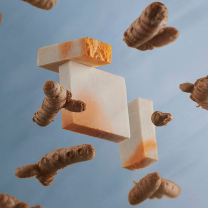 Nahaufnahme der natürlichen Zutaten der Seife block 004: Kurkuma und Kakao.