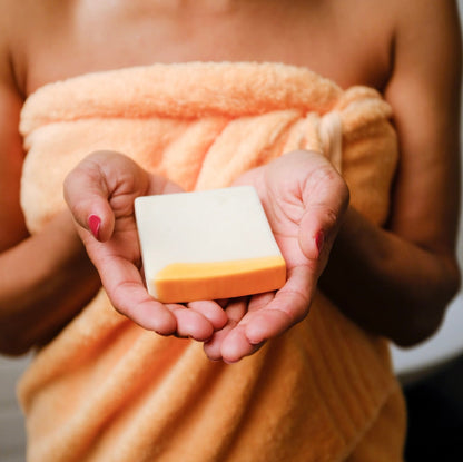 Seife block 004 für Locken, zeigt die cremige Textur, ideal für Haar und Haut.