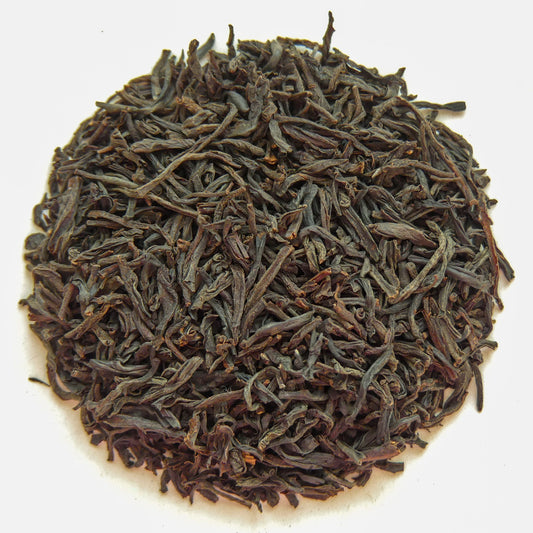 Ceylon OP Schwarztee von Roberts Teehaus mit einer aromatischen Tasse frisch gebrühten schwarzen Tees.