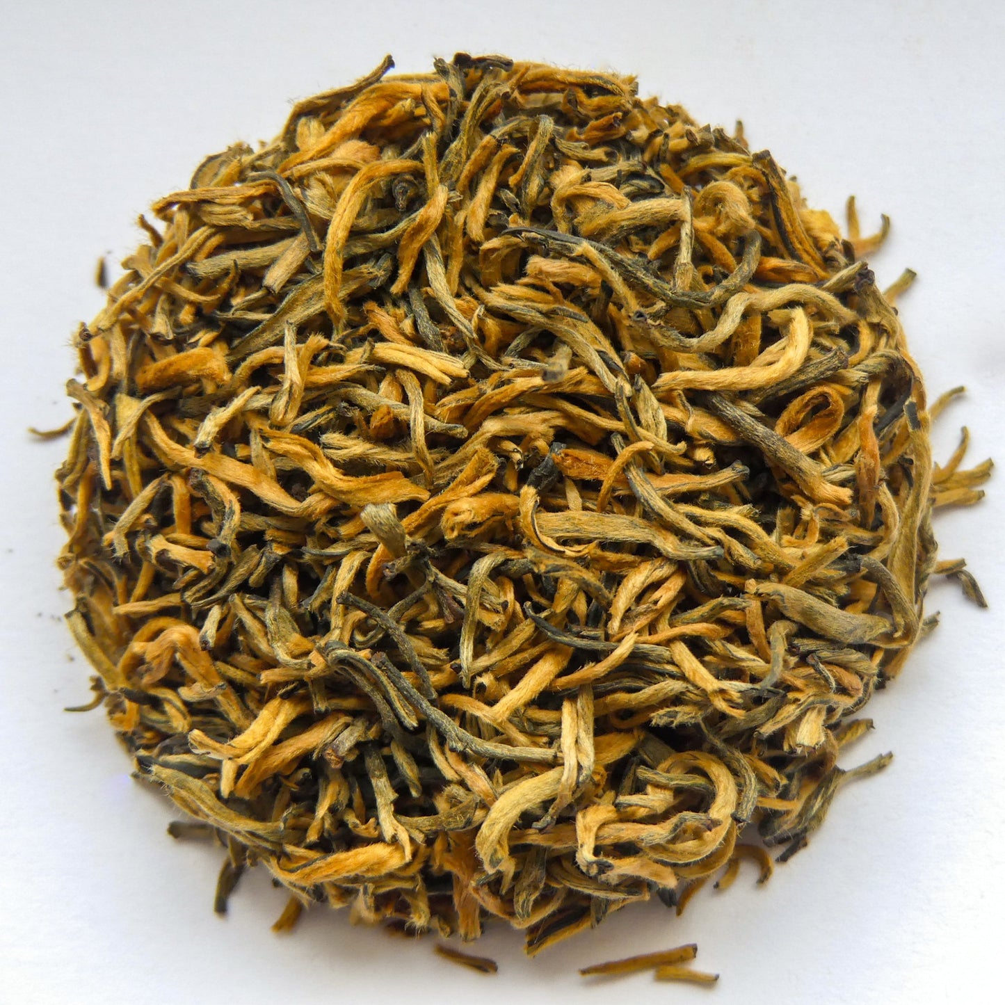 Tippy Golden Yunnan Schwarztee in einer eleganten Verpackung, ideal zum Genießen und Kaufen.