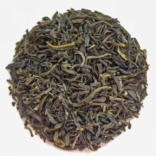 Zarte, grüne Blätter von Roberts China Jasmin Congou Tee in einer eleganten Teepackung.