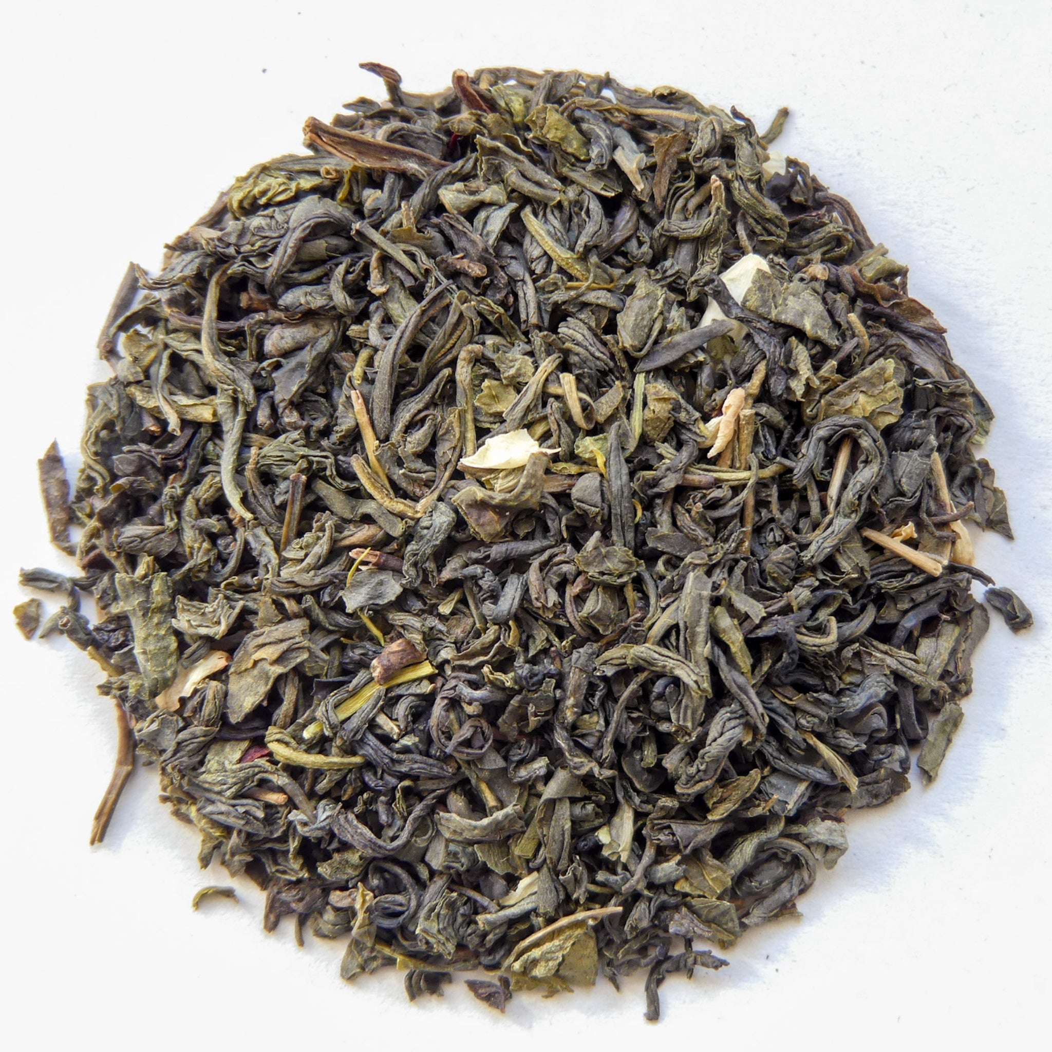 Hochwertiger China Jasmine Superior Premium Grüntee von ekovita in einer Teekanne, umgeben von Jasminblüten.