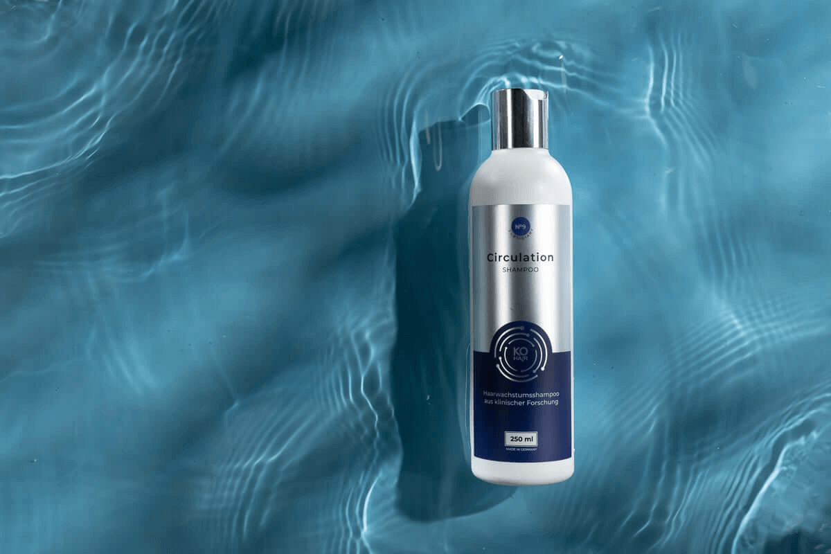 Model mit glänzendem Haar, das mit ekovita Hair Growth Shampoo behandelt wurde, zeigt die Ergebnisse.