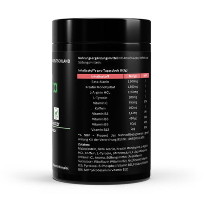 Zubereitung des Himbeer-Pre-Workout Boosters in einem Shaker für ein effektives Training.