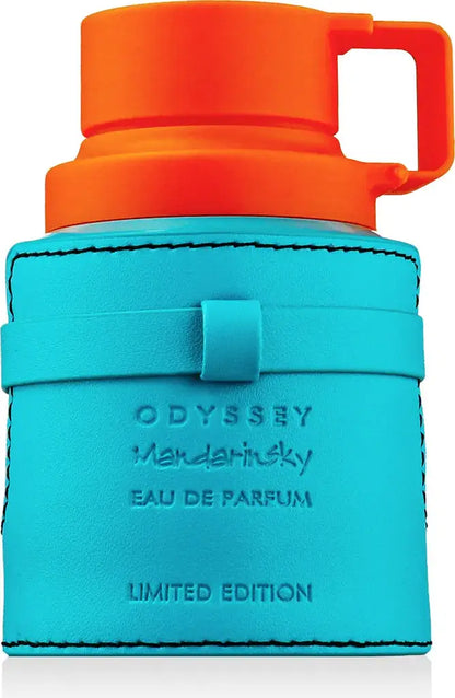 Nahaufnahme der Flasche von Armaf Odyssey Mandarine Sky, die den modernen und luxuriösen Designstil zeigt.