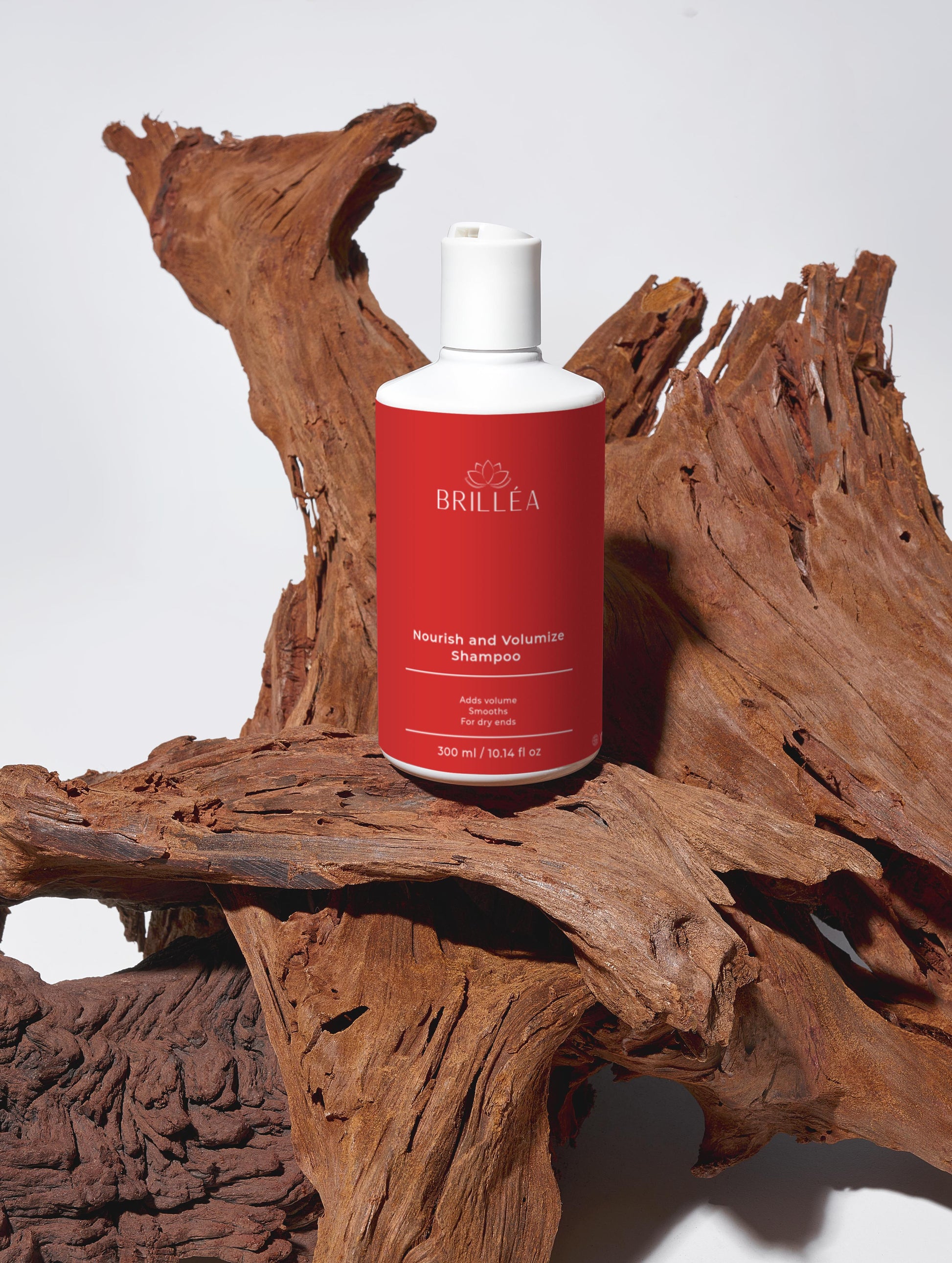 Verpackung des veganen Nourish Shampoos von Brilléa auf minimalistischer Badezimmerablage.