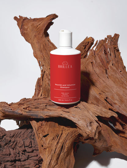 Verpackung des veganen Nourish Shampoos von Brilléa auf minimalistischer Badezimmerablage.