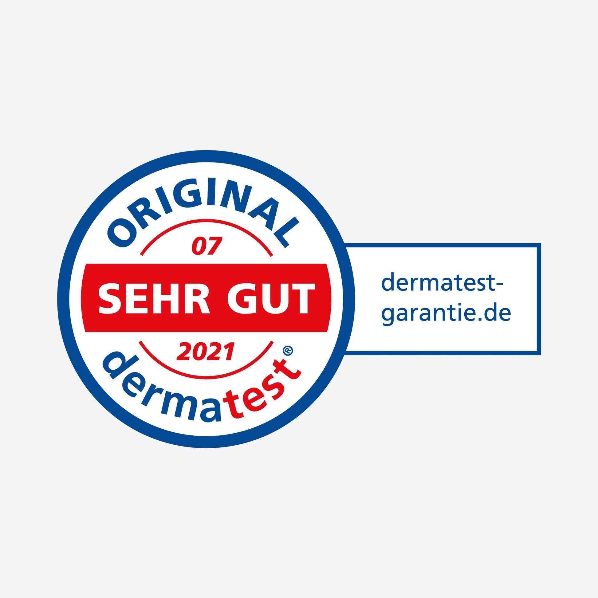 Der Gentle Facial Cleanser auf einem Waschtisch mit frischen Pflanzen und Handtuch.