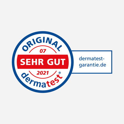 Der Gentle Facial Cleanser auf einem Waschtisch mit frischen Pflanzen und Handtuch.