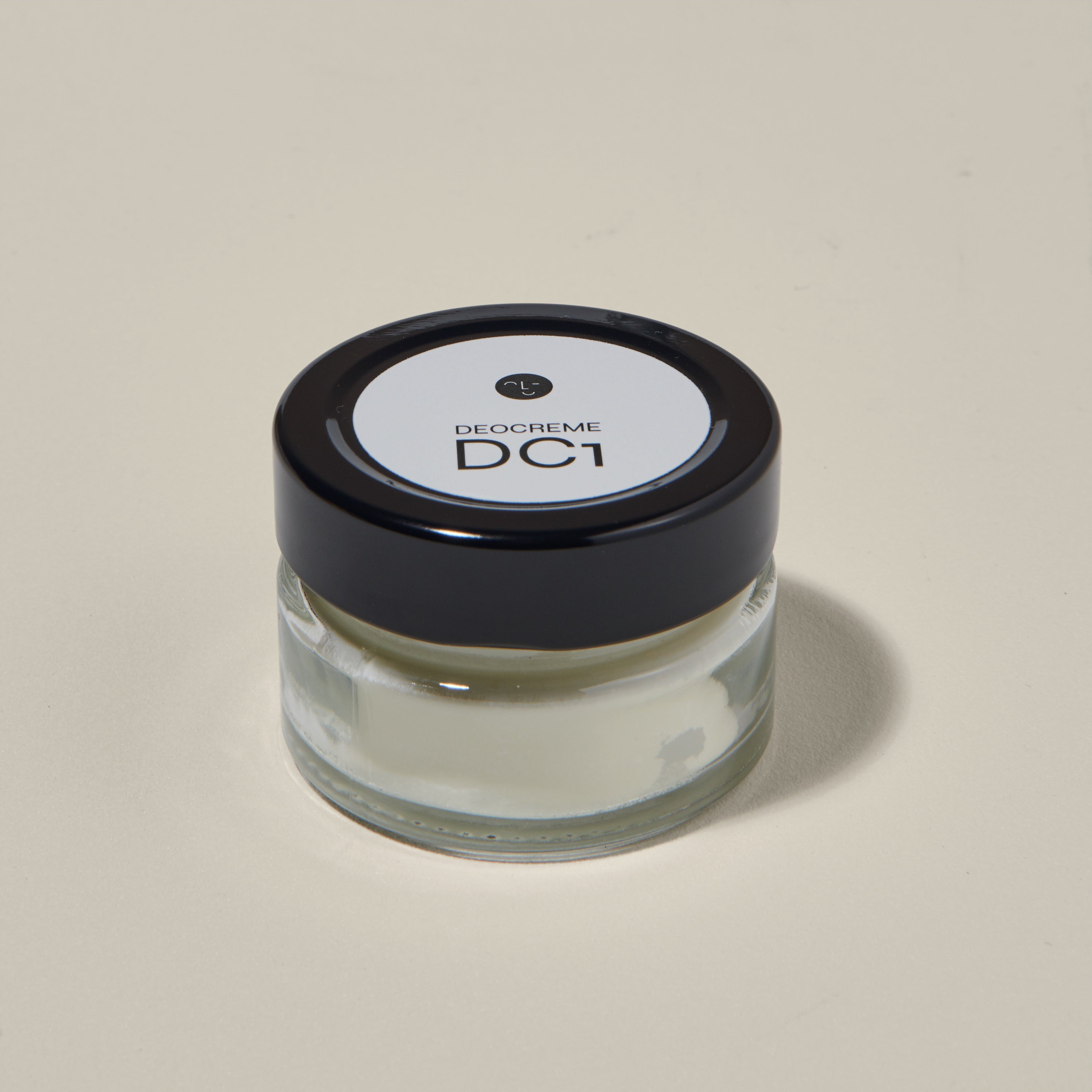 Premium Deocreme DC1 in einer eleganten Dose, laborgeprüft und palmölfrei, für natürliche Hautpflege.