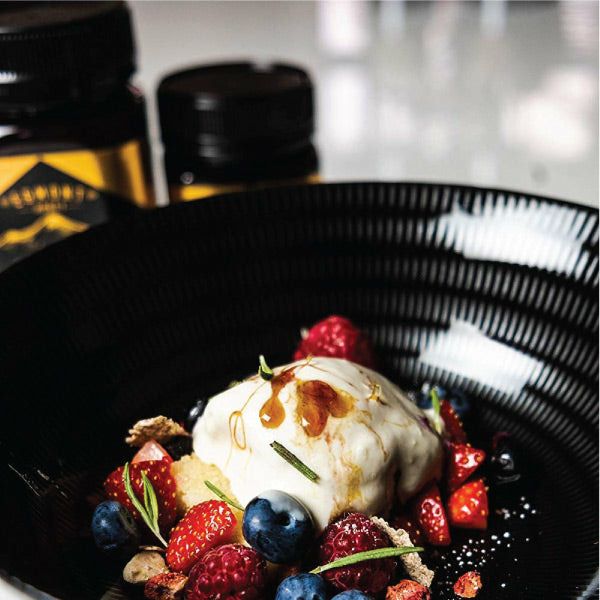 Manuka Honig MGO 460+ beim Servieren auf einer Waffel, ideal für gesunde Snacks.