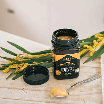 Detailaufnahme des Etiketts von ManukaWelt MGO 820+ Manuka Honig, glutenfrei und natürlich.