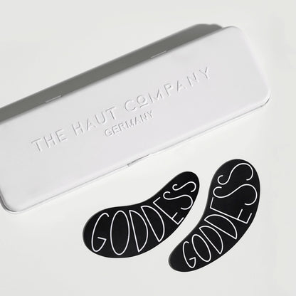 Anwendung der Everlasting Eye Pads auf einer Frau, die entspannt und müde Augen pflegt für frisches Aussehen.