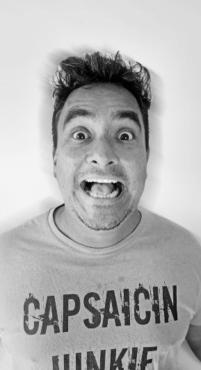 Detailaufnahme der Chili Mafia Caribbean Dancer Sauce, die die scharfen Habaneros zeigt, ideal für Nahrungsergänzung.